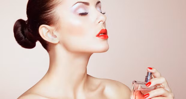 Cổ tay, khủy tay, chân ngực, bắp chân, sau gáy, rốn là những vị trí xịt nước hoa phù hợp, giúp mùi hương phát tán tốt hơn. Ảnh: caramembukaaura.