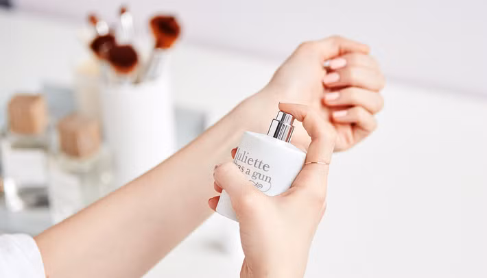 Để giữ mùi hương nước hoa được lâu hơn, có một mẹo nhỏ cho bạn đó chính là nên xịt nước hoa ngay sau khi tắm và trước khi mặc đồ. Ảnh: birchbox.