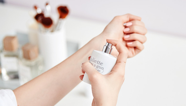 Để giữ mùi hương nước hoa được lâu hơn, có một mẹo nhỏ cho bạn đó chính là nên xịt nước hoa ngay sau khi tắm và trước khi mặc đồ. Ảnh: birchbox.