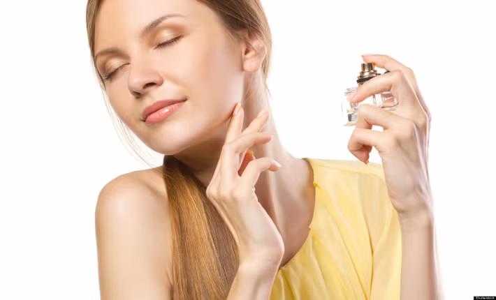 Một mẹo nhỏ để có mùi hương thoang thoảng, bạn hãy xịt nước hoa vào không khí rồi bước vào vùng không khí đó. Điều này sẽ giúp mùi hương trở nên dễ chịu hơn và bám lên toàn cơ thể. Ảnh: panduanhidupsehat.