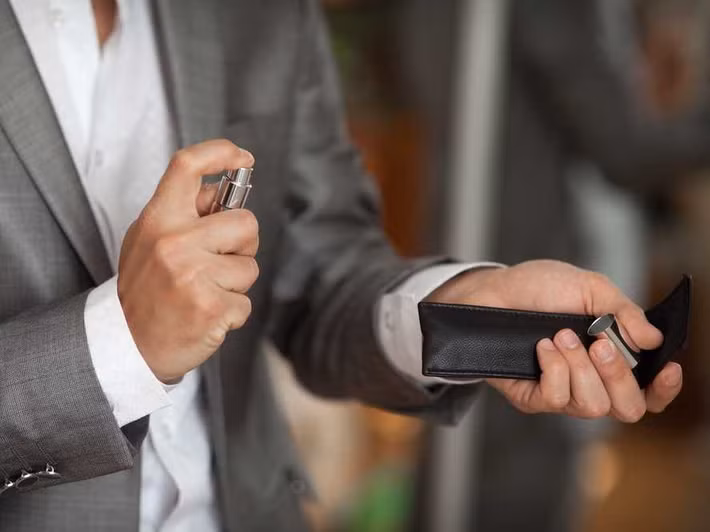 Bạn có thể thoa một chút kem dưỡng thể lên vị trí bạn muốn xịt nước hoa trước để giúp da vừa mềm mại vừa giữ được mùi hương bền lâu hơn. Ảnh: dmarge.