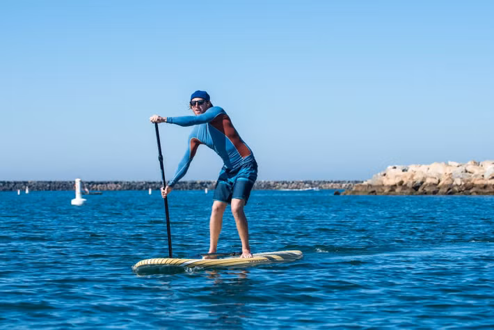 Lướt ván đứng: Đây là một hoạt động ngoài trời phổ biến trong mùa hè, vừa giúp cải thiện khả năng thăng bằng, vừa đốt cháy calo hiệu quả. Ảnh: livewellsports.