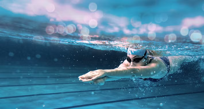 Bơi: Không chỉ là hoạt động tuyệt vời để đốt cháy calo ngày hè, bơi lội còn là hoạt động thể thao rất tốt cho những người bị đau đầu gối hoặc đau thắt lưng. Ảnh: bwt.