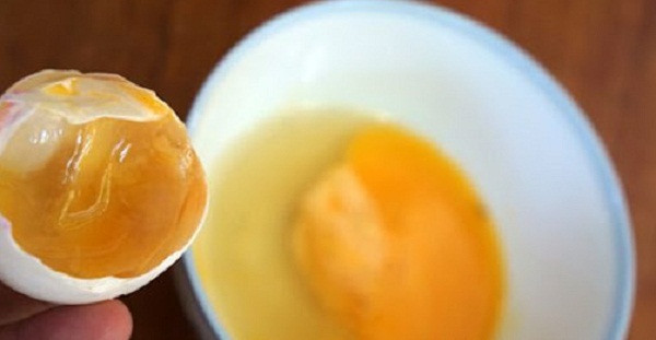 Trứng có lòng đỏ bất thường. Khi chưa vỡ, bạn không thể quan sát lòng đỏ trứng bằng mắt thường. Tuy nhiên, nếu lúc đập ra phát hiện lòng đỏ trứng trộn lẫn vào lòng trắng, lòng đỏ có mùi hôi thì không nên giữ lại làm thức ăn.