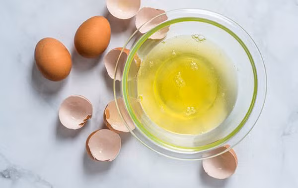 Lòng trắng dù ít chất dinh dưỡng hơn song vẫn chứa lượng lớn protein và canxi. Chất đạm của lòng trắng chủ yếu là albumin cùng các acid amin tương đối toàn diện có lợi cho sức khỏe.