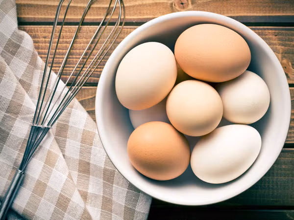 Quả trứng không còn tươi sẽ có các đường vân hiện lên, túi khí to hơn. Đặc biệt khi túi khí càng to thì trứng càng cũ. Trường hợp trứng đã hỏng sẽ bị vỡ lòng đỏ nên tạo ra các màu sắc không đồng đều và có thể quan sát thấy màu xám đục. Ảnh: Internet