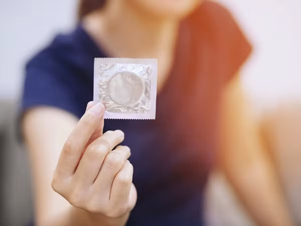 Để đảm bảo an toàn, bạn cần tránh để bao cao su trong môi trường tiếp xúc trực tiếp với ánh nắng. Nếu mang theo bên mình, tuyệt đối không để chúng trong ba lô hoặc ô tô. Thay vào đó, bạn nên thiết kế môi trường mát mẻ, khô thoáng để bảo quản chúng.