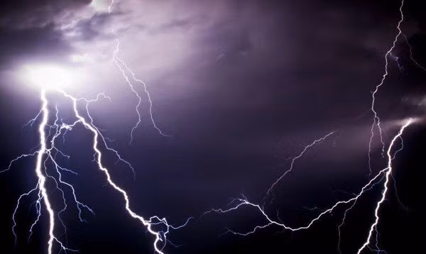 Tránh quan hệ khi trời giông. Không ít trường hợp cho biết họ cảm thấy tức ngực, khó thở khi chứng kiến sấm sét trong cơn giông. Đặc biệt nam giới đang tập trung cao độ dễ đối diện những tổn thương tâm lý không thể cứu vãn nếu bỗng nghe tiếng sét bất ngờ.