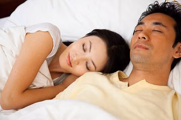 Kết quả nghiên cứu từng chỉ ra, đổ mồ hôi kích thích cơ thể tiết ra pheromone thu hút bạn tình. Pheromone này cũng kích thích ham muốn của con người, khiến cuộc vui càng dễ thăng hoa, thỏa mãn.