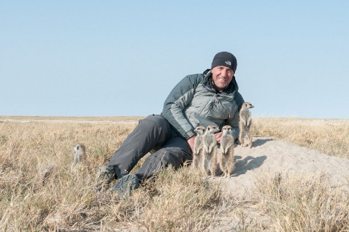 Sean Crane thư giãn cùng bầy chồn meerkat.