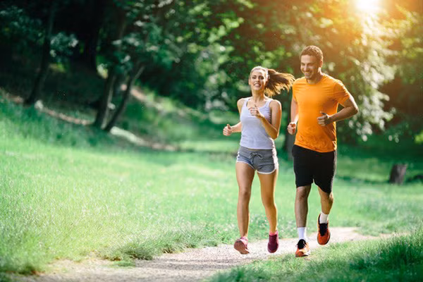 Khi mua giày, bạn nên chọn giày chạy bộ có đế giảm sốc. Nên thử giày với loại tất mà bạn thường mang, vào buổi chiều hoặc tối. Thời điểm chọn giày này giúp bạn chọn được đôi có kích cỡ vừa vặn. Tương tự, quần áo mặc chạy bộ cũng cần chọn loại chất liệu vải thấm hút mồ hôi, nhanh khô, thoải mái khi vận động. 