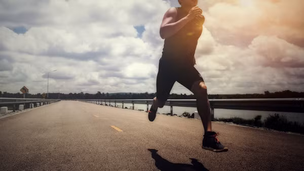 Chạy bộ ngẫu hứng. Chạy bộ không khó nhưng bạn cần sự kiên trì. Không nên ngẫu hứng thay đổi tốc độ, quãng đường luyện tập. Thay vào đó, bạn nên tăng cường độ có kế hoạch. Không nên thay đổi đột ngột gây tổn thương xương cơ hoặc khớp. Nghiên cứu chỉ ra, một người chạy bộ không chuyên nên giới hạn tổng quãng đường chạy của mình dưới 65km mỗi tuần.