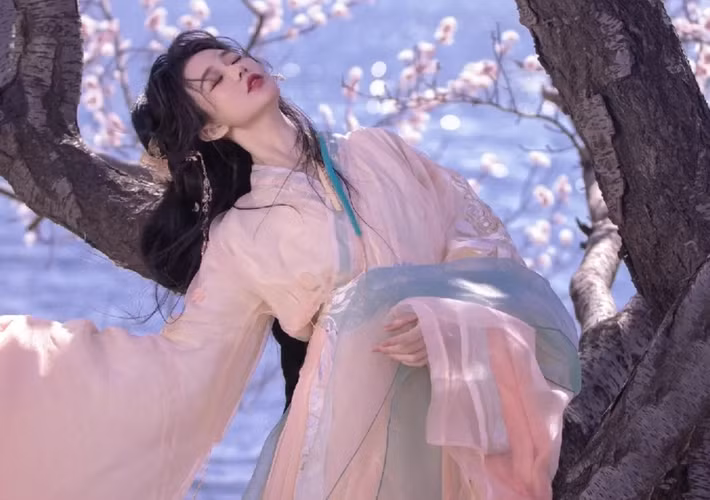  Từ ca nữ đến huyền thoại: Chuyển hóa kỳ diệu của văn học Câu chuyện về Điêu Thuyền trở nên nổi tiếng phần lớn nhờ những sáng tác văn học như "Tam Quốc Diễn Nghĩa". Trong những tác phẩm này, các tác giả đã tô điểm cho hình ảnh của Điêu Thuyền để tăng tính kịch tính và thu hút độc giả.