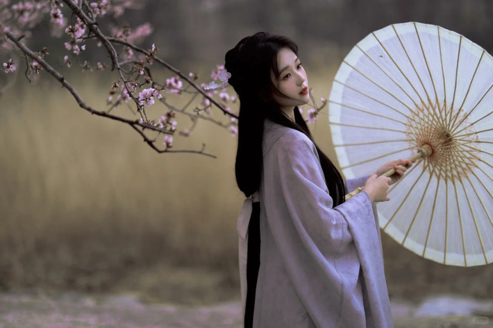 Đồng thời, những suy đoán về thân phận thật của nàng cũng chưa bao giờ chấm dứt. Có học giả cho rằng Điêu Thuyền thực sự có thật nhưng đã được "làm mờ" danh tính để an hưởng cuộc sống tự do, thoải mái sau khi thực hiện kế hoạch thành công. Có học giả cho rằng nàng chỉ là một ca nữ hay vũ nữ bình thường, thậm chí là sự kết hợp của nhiều nhân vật lịch sử.