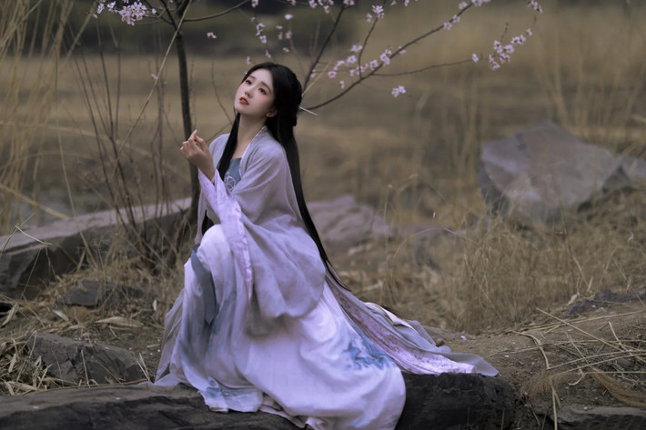  Ảnh hưởng văn hóa và thân phận thật Mặc dù ghi chép trong sử sách về Điêu Thuyền rất ít, nhưng ảnh hưởng của nàng trong văn hóa Trung Quốc lại vô cùng lớn. Nàng trở thành biểu tượng của lòng trung thành, trí tuệ, sắc đẹp và dũng cảm, truyền cảm hứng cho biết bao thế hệ sau này.