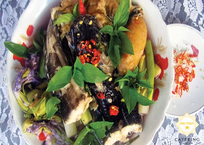 Gia vị chính trong bất cứ một nồi canh sim lo nào cũng có đó là mắm bò hóc, sả và ớt được băm nhuyễn. Ảnh: haithuycatering.