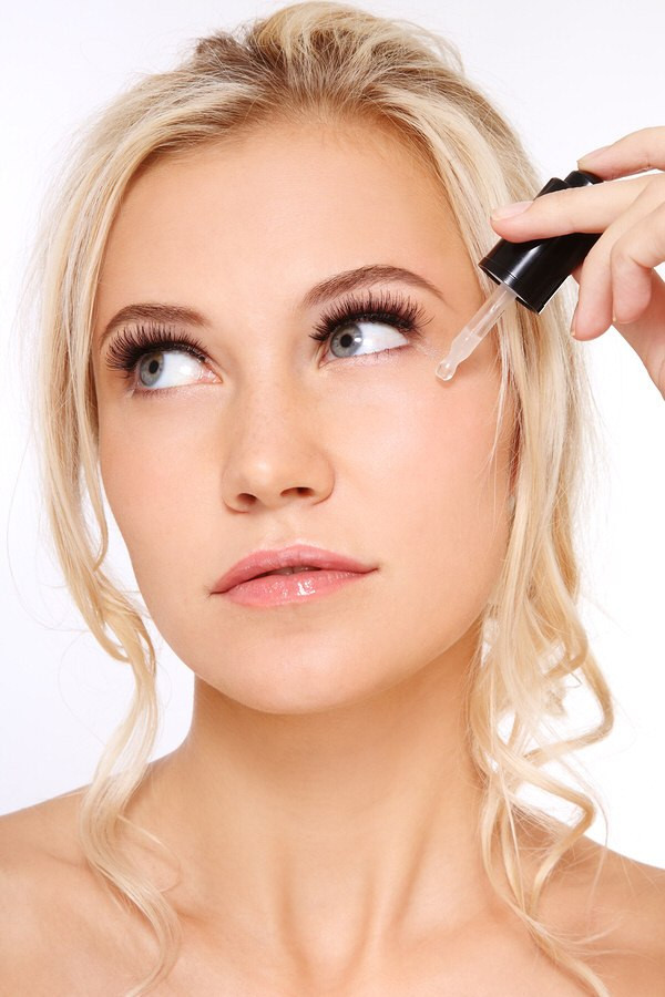 Những loại serum có hương thơm và màu sắc không chỉ không có lợi cho quá trình sửa chữa và trẻ hóa làn da mà ngược lại, chúng có thể cản trở sự hấp thụ các hoạt chất vào trong da. Ảnh: wp.