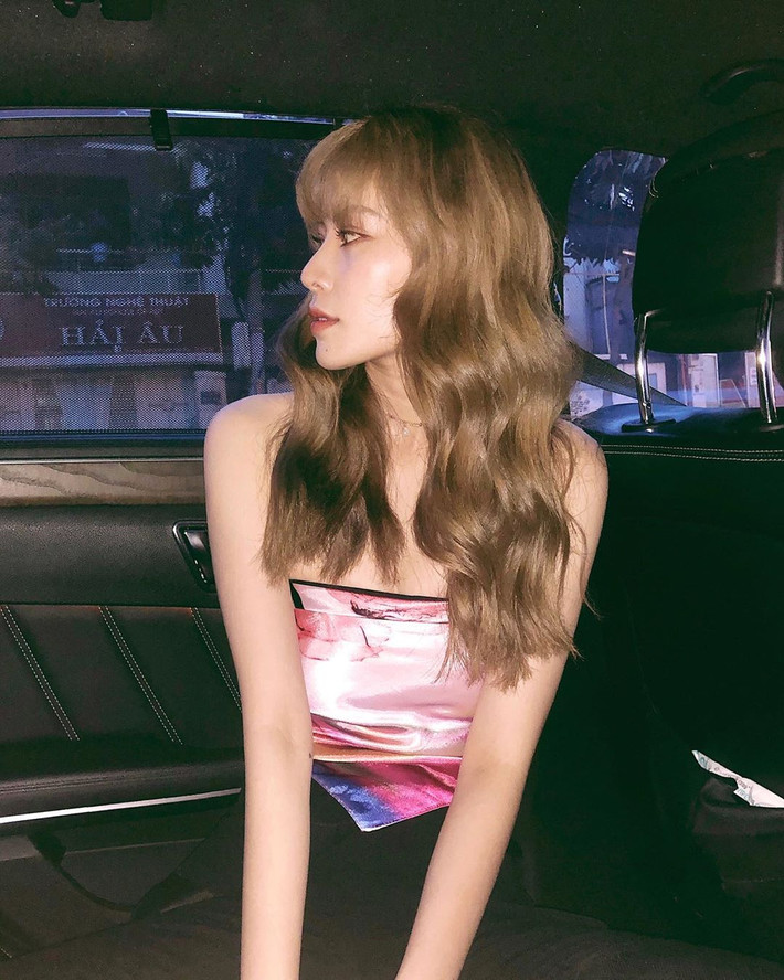 Nam Em cũng không thể đứng ngoài hot trend biến khăn thành áo này. Ảnh: luxury-inside.