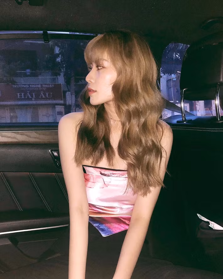 Nam Em cũng không thể đứng ngoài hot trend biến khăn thành áo này. Ảnh: luxury-inside.