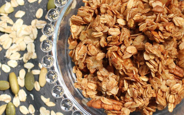 Các loại hạt và ngũ cốc nguyên hạt như quả óc chó, hạnh nhân, hạt phỉ, yến mạch, lúa mì và đậu lăng đều giàu vitamin E, là chất làm loãng máu tự nhiên. Ảnh: hhdresearch.