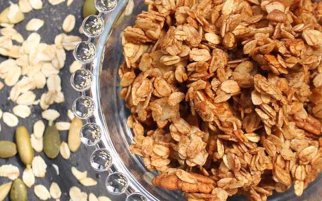 Các loại hạt và ngũ cốc nguyên hạt như quả óc chó, hạnh nhân, hạt phỉ, yến mạch, lúa mì và đậu lăng đều giàu vitamin E, là chất làm loãng máu tự nhiên. Ảnh: hhdresearch.