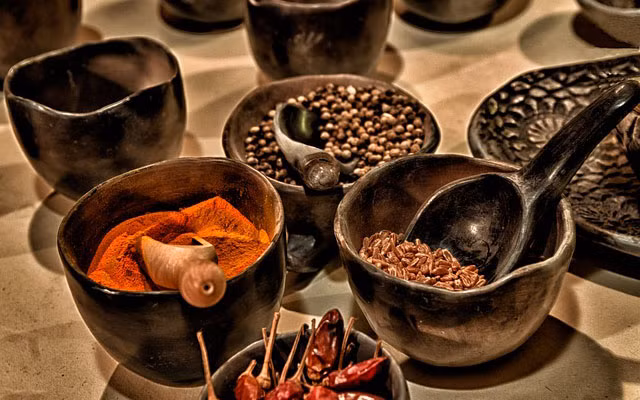 Các loại gia vị như tỏi, húng tây, cà ri, nghệ, ớt cayenne, ớt bột, cam thảo, bạc hà và gừng cũng có thể giúp ngăn ngừa máu đóng cục hiệu quả. Ảnh: hhdresearch.