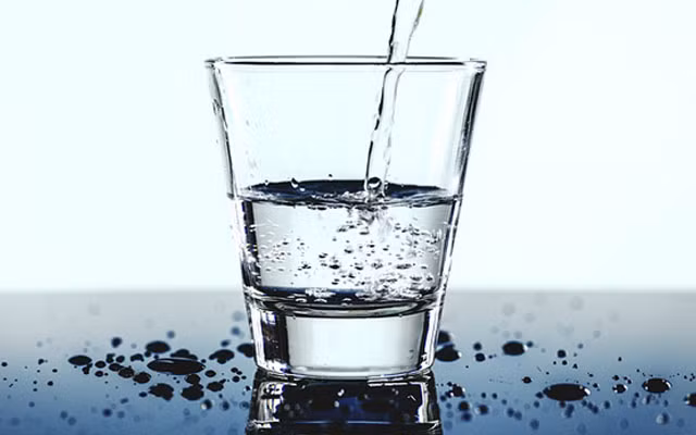 Một tác nhân góp phần quan trọng làm cho máu đóng cục là tình trạng mất nước. Khi bạn không có đủ nước trong máu, nó sẽ đặc lại, làm tăng rủi ro đông máu. Ảnh: hhdresearch.