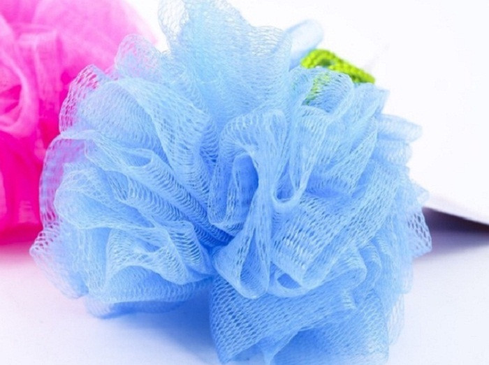 Bông tắm. Cũng là vật dụng trong nhà vệ sinh, bông tắm hiếm khi khô ráo nên nó được xem là “ổ” vi khuẩn, nấm và tế bào chết. Dùng chung bông tắm tăng nguy cơ nấm tay chân, mọc mụn hoặc ghẻ.