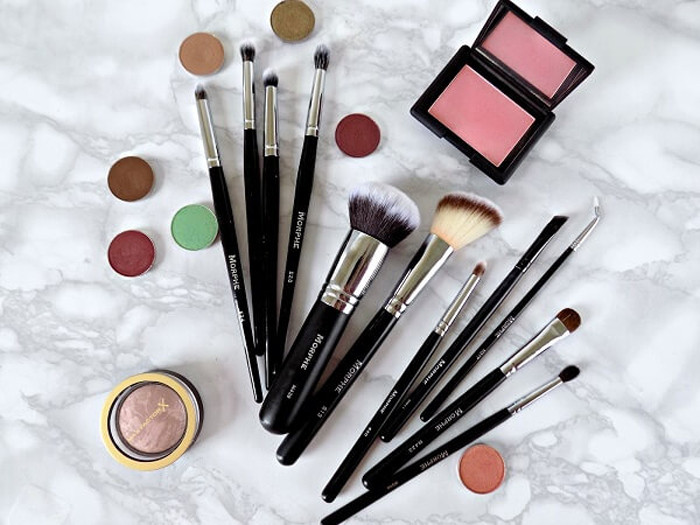 Dụng cụ trang điểm. Khi dùng chung, dụng cụ trang điểm sẽ tiếp xúc với nước mắt, niêm mạc mũi, nước bọt, máu hoặc mụn mủ gây ra các vấn đề tiêu cực như viêm nhiễm, dị ứng.