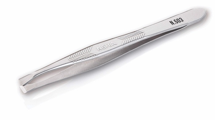 Nhíp. Giống như dao cạo, sử dụng nhíp để loại bỏ những sợi lông mọc ngược có thể gây chảy máu. Theo cách này, nhíp trở thành nguồn lây bệnh nguy hiểm như viêm gan C, HIV mà bạn khó có thể nhìn ra bằng mắt thường.