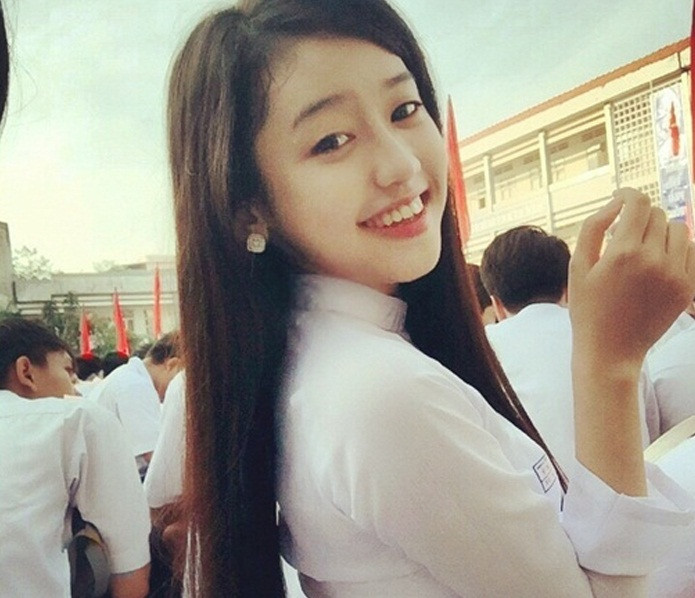 Sau ồn ào với thiếu gia Phan Thành, Thúy Vi ngày càng thay đổi khác lạ. Hotgirl Cà Mau liên tục lăng xê mốt hở bạo, kiệm vải khoe thân hình nóng bỏng.