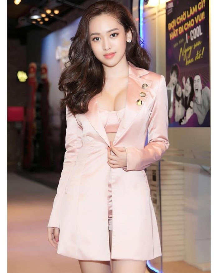 Với những bộ vest kín đáo, Thúy Vi vẫn có cách để hở. Lúc này, cô tận dụng những items o ép vòng 1 tối đa, bỏ khuy hờ hững kích thích người nhìn.