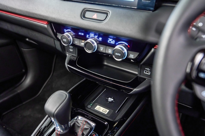 Hệ thống Honda Remote Operation mới được bổ sung trên mẫu xe này, cho phép bật/tắt điều hòa, đóng/mở cửa cốp và tìm vị trí xe từ xa. Xe vẫn được trang bị cụm đồng hồ kỹ thuật số 7 inch cùng màn hình cảm ứng giải trí 8 inch Advanced Touch mới hỗ trợ Apple CarPlay/Android Auto không dây.