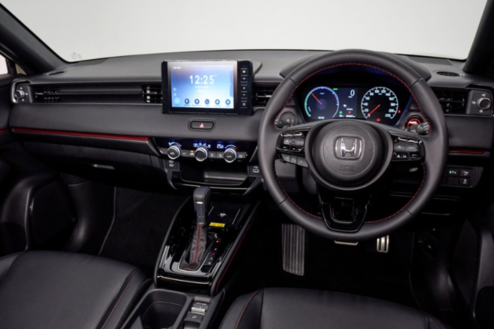 Không rõ khi về Việt Nam xe sẽ có những trang bị gì, tại Thái Lan, Honda HR-V mới có cụm điều khiển trung tâm được tái thiết kế, bàn sạc điện thoại không dây đặt nằm giữa cho hành khách bên dễ dàng sử dụng.