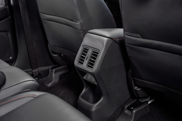 Honda HR-V 2024 bản hybrid sử dụng pin lithium-ion với khả năng tự động sạc trong quá trình vận hành, giúp tiết kiệm nhiên liệu đáng kể. Theo ước tính, Honda HR-V 2024 có mức tiêu thụ trung bình khoảng 25,6 km/lít (khoảng 3,9 lít/100 km).