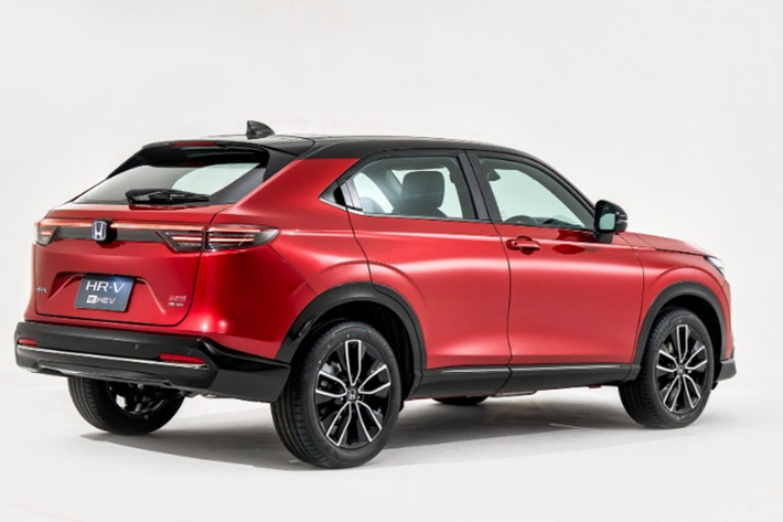 Về trang bị an toàn, Honda HR-V 2024 sở hữu gói công nghệ Honda Sensing, bao gồm các tính năng hiện đại như Phanh chủ động phòng ngừa va chạm, Đèn pha thích ứng, Cruise Control thích ứng với khả năng bám đuôi xe trước ở tốc độ thấp, Cảnh báo chệch làn, Hỗ trợ giữ làn...