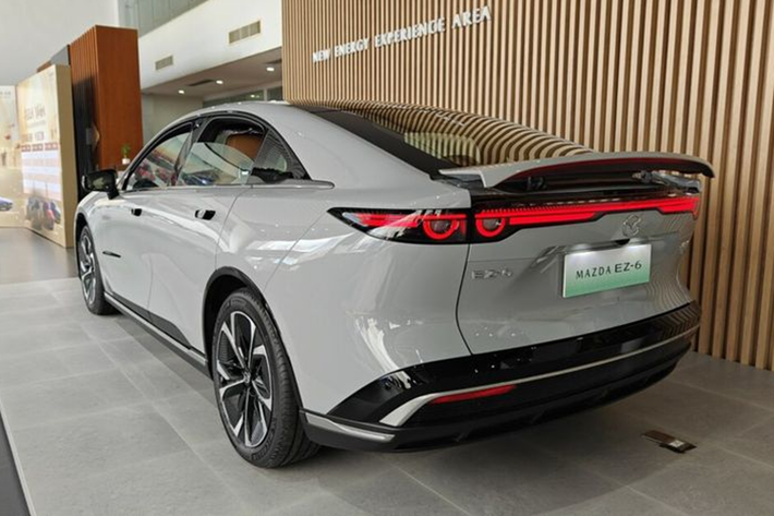 EZ-6 EREV cũng được tích hợp sạc nhanh, cho phép tăng dung lượng pin từ 30% lên 80% trong 20 phút. Phiên bản thuần điện của Mazda EZ-6 được trang bị động cơ điện MSED04 190 kW đặt ở trục sau với hai lựa chọn pin 56.1 kWh hoặc 68.8 kWh, cho phạm vi di chuyển lần lượt là 480 km hoặc 600 km.