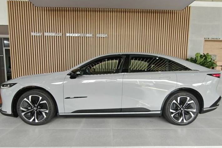 Bên cạnh đó là hệ thống đèn viền 64 màu có thể tùy chỉnh để phù hợp với nhiều tâm trạng khác nhau. Mazda EZ-6 phiên bản EREV được trang bị mô tơ điện 215 mã lực đặt phía sau, đi kèm động cơ xăng 1.5L hoạt động tương tự một máy phát điện. Kết hợp lại, hệ thống này cung cấp phạm vi di chuyển khoảng 1.300 km khi pin đầy.