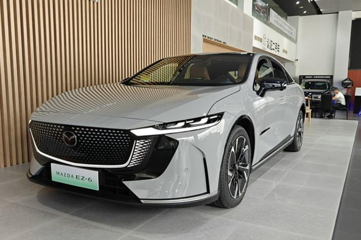 Đây là sản phẩm do thương hiệu ôtô Nhật Bản kết hợp với hãng xe Changan của Trung Quốc. Mazda EZ-6 2025 mới bản thương mại và sẽ được phân phối với 2 phiên bản gồm xe thuần điện (BEV) và xe điện mở rộng phạm vi (EREV).
