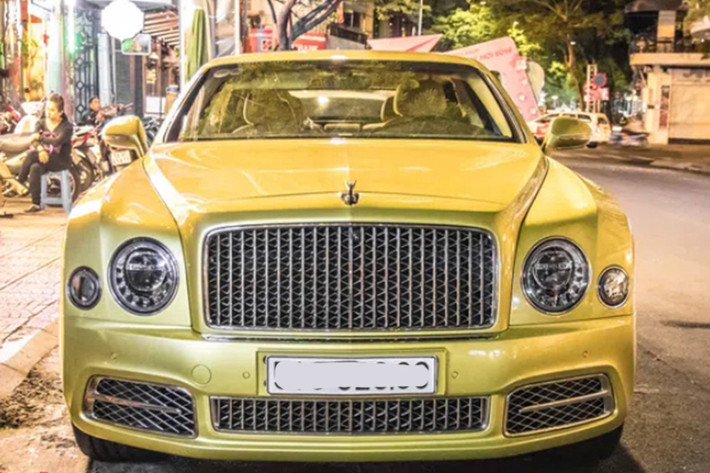 Chiếc Bentley Mulsanne EWB siêu sang này của bà Nguyễn Phương Hằng được chính ông Huỳnh Uy Dũng mua tặng, nhân 1 dịp đặc biệt, chiếc xe này được giới thạo tin cho rằng có giá bán lên tới hơn 50 tỷ đồng vào năm 2019.