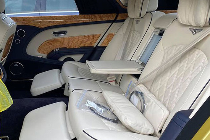 Xe được trang bị hệ thống giải trí bao gồm; màn hình cảm ứng 8 inch nằm chính giữa, ổ cứng SSD 60 GB và dàn loa 2.200 Watts với 18 loa quanh xe. Hành khách phía sau có thể lấy 2 chiếc máy tính bảng 10,2 inch dùng hệ điều hành Android ở lưng ghế để giải trí. Giữa 2 ghế ngồi ở hàng ghế sau là tủ lạnh với 3 chiếc ly pha lê do David Redmond thiết kế nhằm phục vụ những người muốn tận hưởng cảm giác ông chủ.