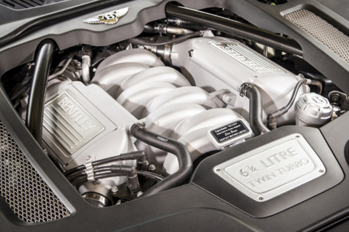 Bentley Mulsanne sử dụng động cơ V8, Biturbo, dung tích 6,75 lít, sản sinh công suất tối đa 505 mã lực và mô-men xoắn cực đại 1.020 Nm. Động cơ kết hợp với hộp số tự động 8 cấp do ZF, nhờ đó, chiếc xe siêu sang này dễ dàng tăng tốc từ vị trí xuất phát lên 100 km/h chỉ trong vòng 5,1 giây trước khi đạt vận tốc tối đa 305 km/h.