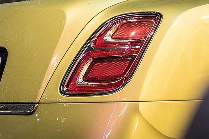 Chiếc Bentley Mulsanne của bà Nguyễn Phương Hằng được chồng tặng có màu sơn vàng cát rất đặc trưng của phiên bản cuối cùng, xe còn được trang bị nhiều chi tiết thêm đen và 1 số nguồn tin cho rằng đây là phiên bản đặc biệt chứ không đơn giản là Bentley Mulsanne trục cơ sở dài.