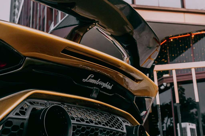 Phía đuôi xe nổi bật với cụm đèn hậu hình xương cá, cản sau mạnh mẽ cùng cánh gió cỡ lớn làm bằng sợi carbon giúp xe tăng tốc nhanh hơn và hạn chế tối đa lực cản. Hệ thống ống xả tiêu chuẩn đã được thay mới theo gói độ.