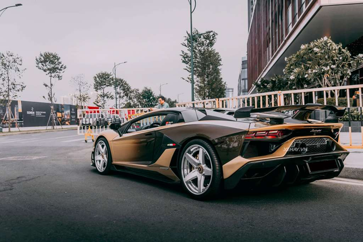 Nhắc đến dòng Aventador SVJ, dù là Coupe hay Roadster, thì cũng không thể bỏ qua hệ thống khí động học chủ động ALA thế hệ mới nhất, bao gồm cản trước, cánh chia gió trước, khe gió trên nắp động cơ và cánh gió cỡ lớn phía sau...tất cả đều làm từ sợi carbon.