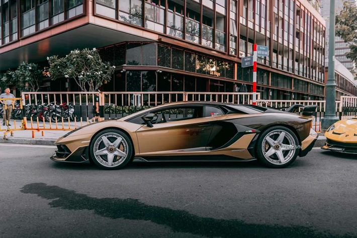 Tại thị trường Việt Nam, “siêu bò” Aventador xuất hiện khá sớm. Sau một năm ra mắt đã có hai chiếc Aventador LP700-4 được mang về nước.
