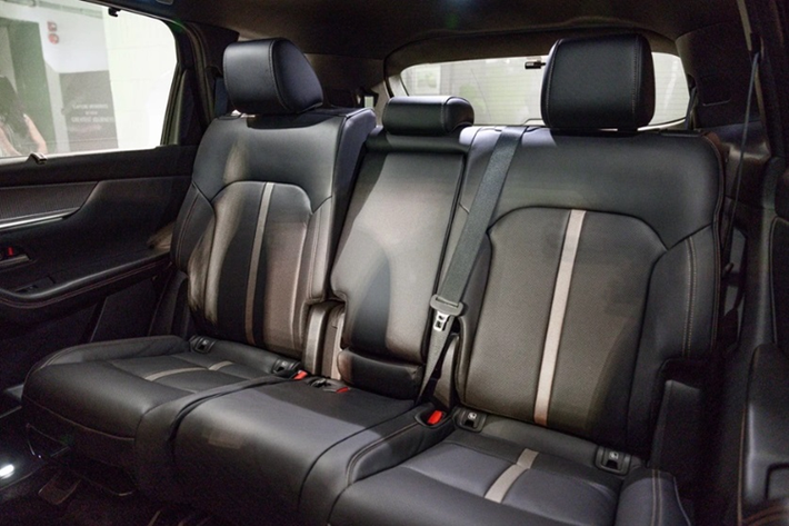 Người lái có thể cài đặt 6 hồ sơ cá nhân khác nhau cho phép tùy chỉnh vị trí ngồi và góc quan sát tối ưu nhất, bên cạnh chức năng Entry Assist hỗ trợ việc ra vào dễ dàng.