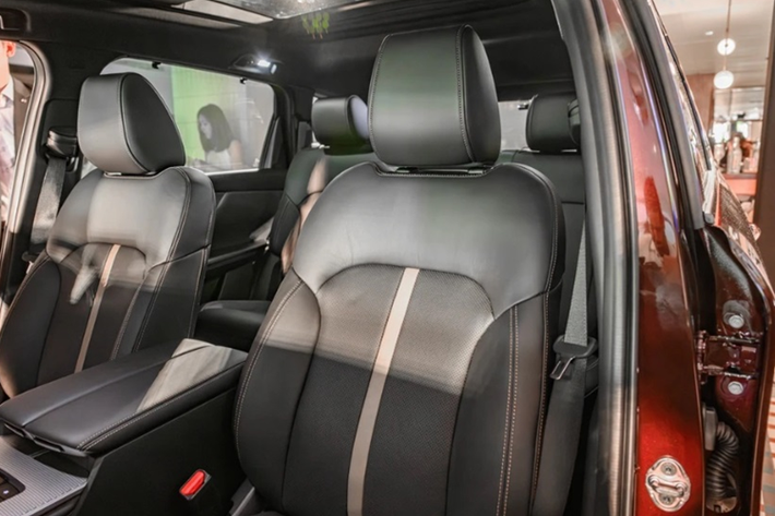 Mazda CX-80 có sẵn với cấu hình nội thất ba hàng ghế, tùy chọn 6 hoặc 7 chỗ ngồi. Hàng ghế thứ hai có thể bố trí bộ ba ghế tiêu chuẩn hoặc hai ghế cơ trưởng kết hợp với bảng điều khiển trung tâm hoặc lối đi tới hàng ghế thứ ba.