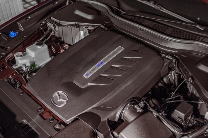 Cung cấp sức mạnh cho Mazda CX-80 là hệ truyền động PHEV với sự kết hợp của động cơ 4 xy-lanh 2.5L với một động cơ điện cho tổng công suất lên đến 327 mã lực và mô-men xoắn 500 Nm.