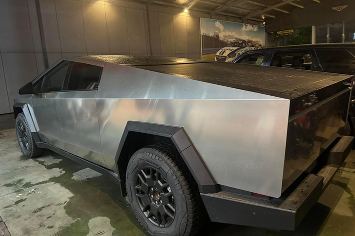 Ở bản cao cấp nhất là Cyberbeast, chiếc xe bán tải điện Tesla Cybertruck 2024 có công suất tối đa 845 mã lực và thời gian tăng tốc từ 0-96 km/h chỉ 2,6 giây.